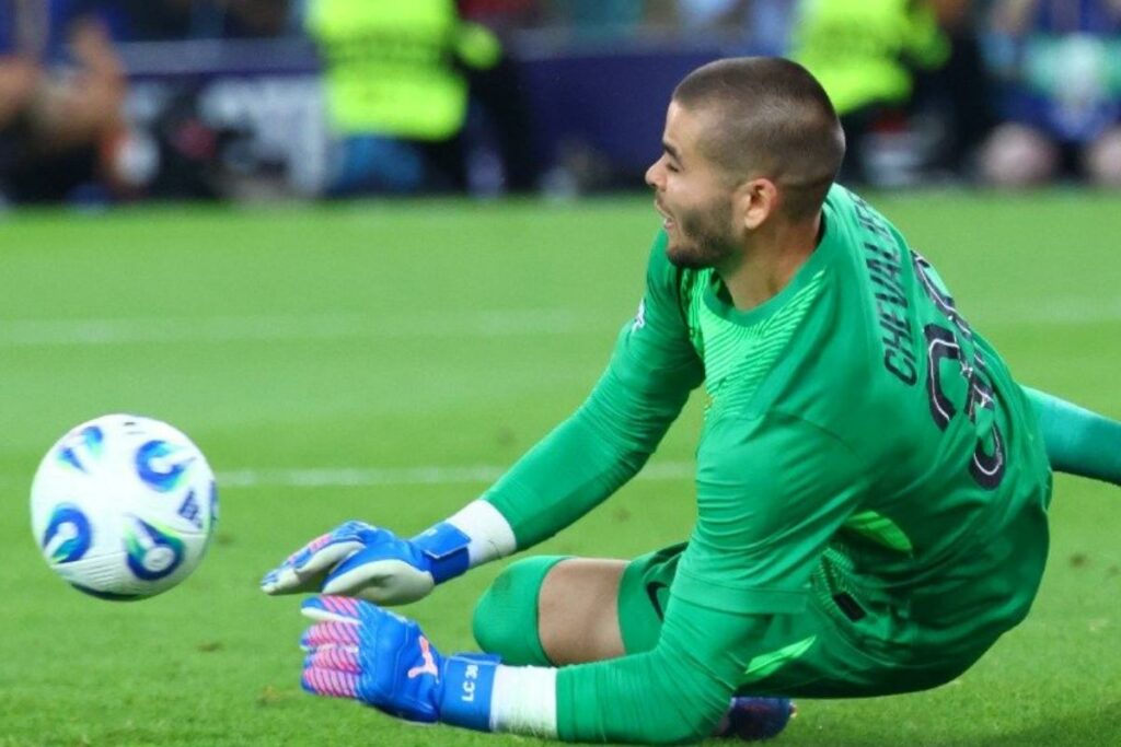 Lucas Chevalier: El joven guardameta francés que revoluciona al PSG tras titularidad y triunfo en la Supercopa de Europa