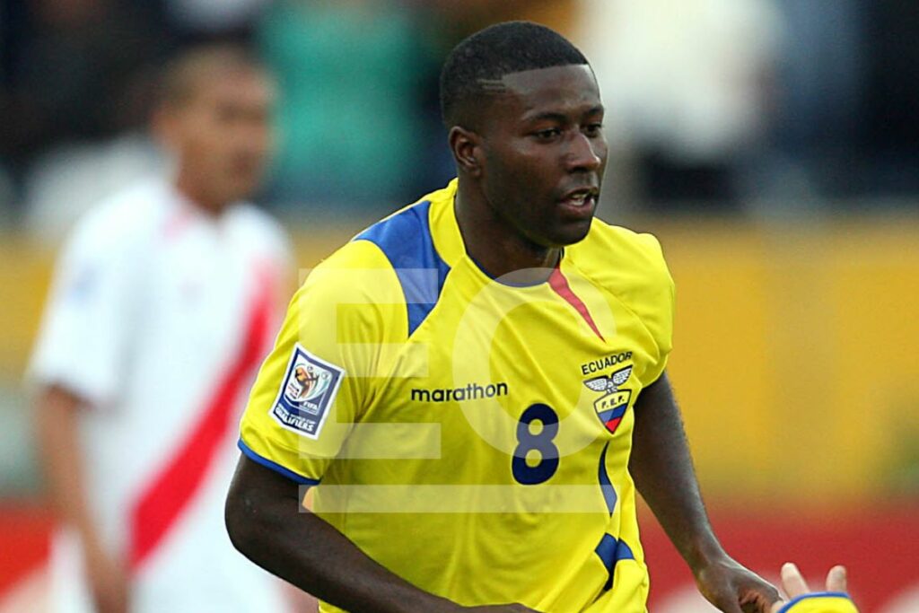 Édison Méndez en un partido con la Selección de Ecuador en las eliminatorias al Mundial 2010.
