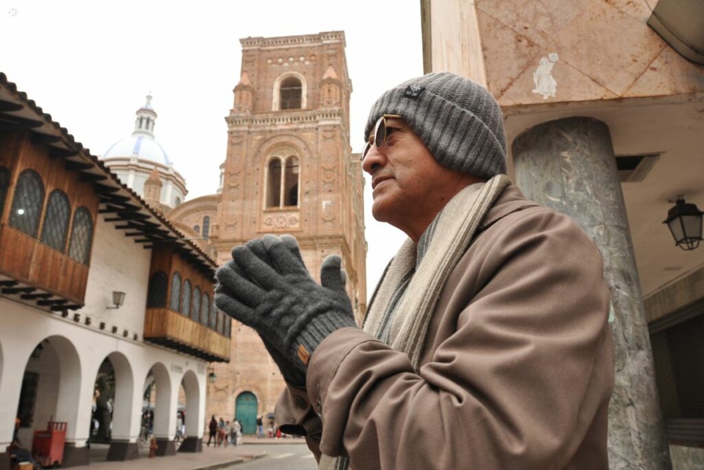 Las personas intentan abrigarse ante el frío en Cuenca.