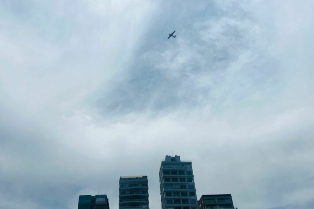 Imagen de archivo de un sobrevuelo de práctica en Quito.