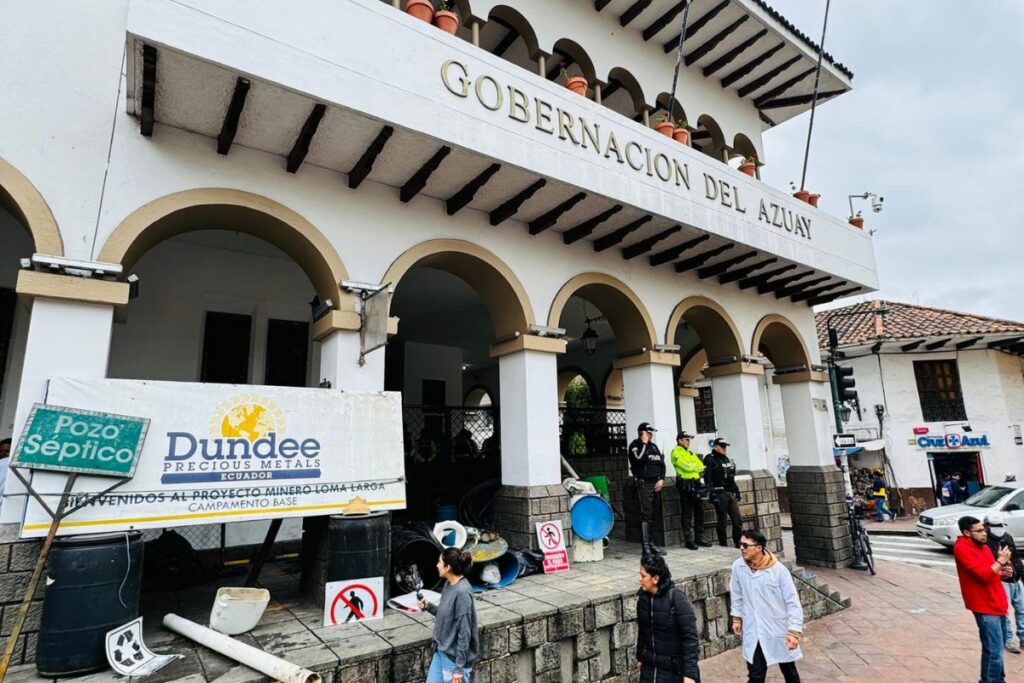 Los materiales del proyecto minero Loma Larga, ubicado en Quimsacocha, fueron dejados en la Gobernación de Azuay. Cortesía: FOA