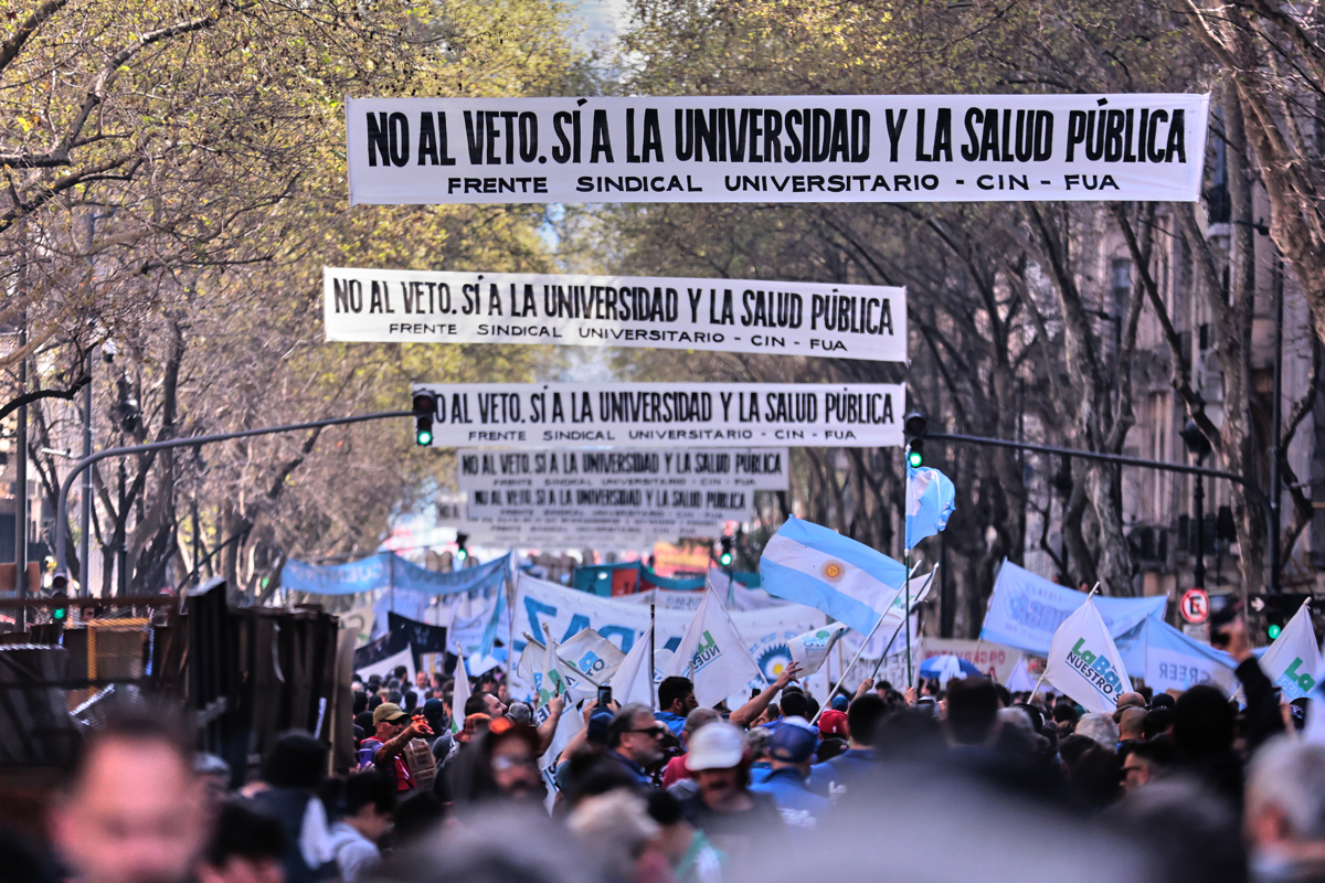 Manifestantes salen a las calles de Argentina contra veto de Milei - El ...