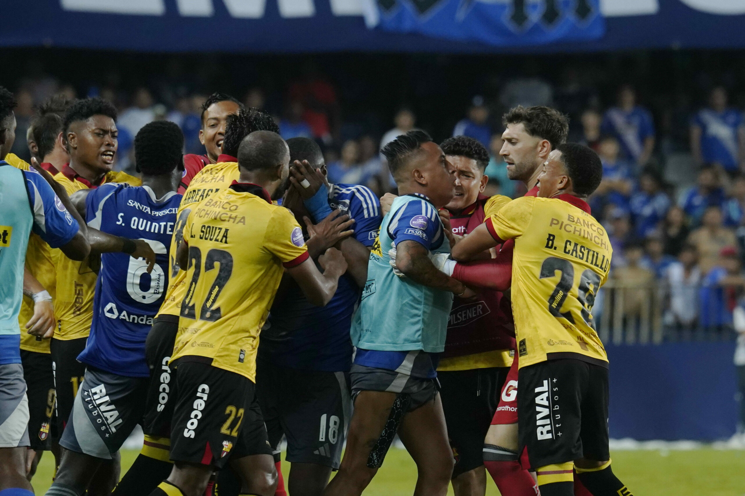 Jugadores de Emelec se enfrentan a los de Barcelona SC en el Clásico del Astillero.