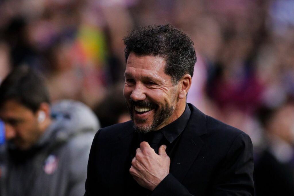 Diego Pablo Simeone, entrenador del Atlético de Madrid, recibe al Real Madrid en el estadio Metropolitano.