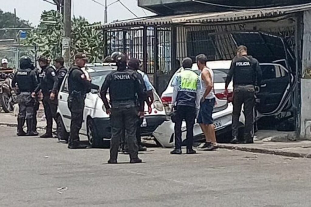 El carro en el que se movilizaba Hugo Obando terminó impactado contra una vivienda tras el ataque armado en Durán. Foto: Fiscalía