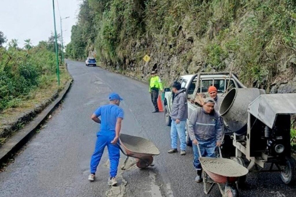 El Gad Parroquial de Papallacta y Los Operados Turíssticos Hacen Mingas en la Vía. Foto: Gad Parroquial Papallacta 