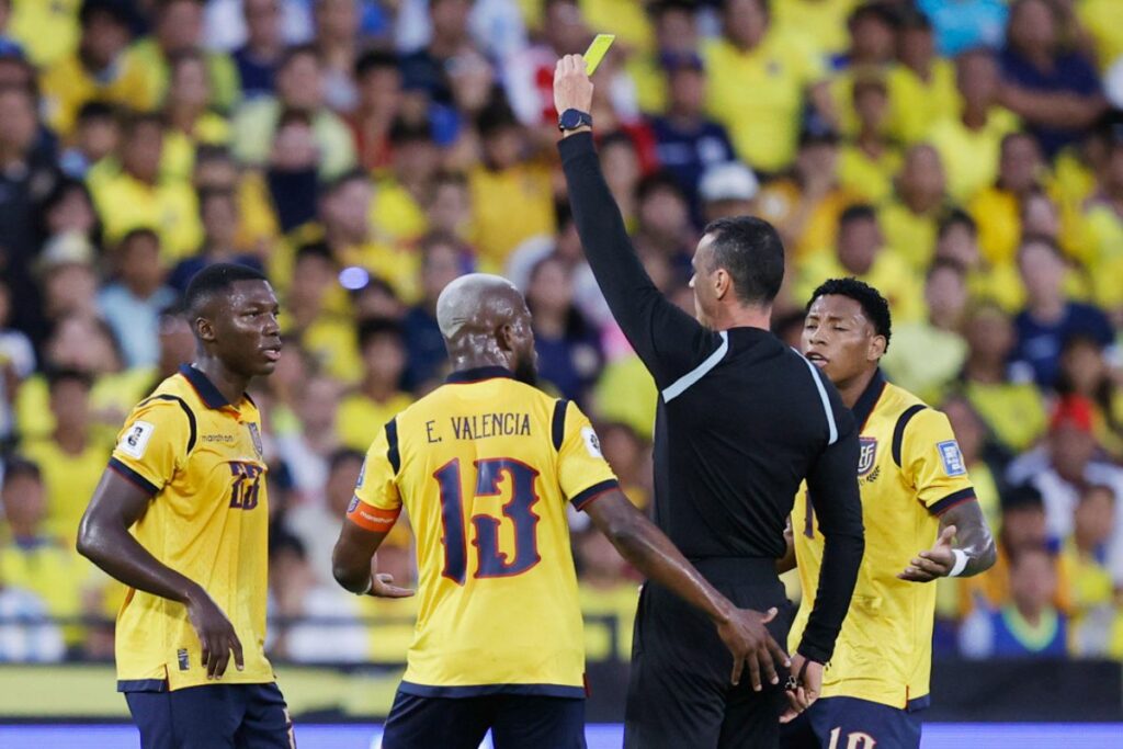 Moisés Caicedo (izq.) recibe la segunda tarjeta amarilla contra Argentina en eliminatorias con la Selección de Ecuador.