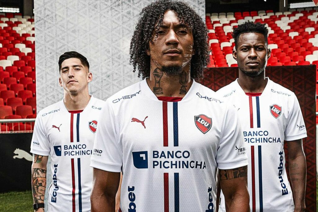 Jugadores de Liga de Quito con su nueva camiseta.