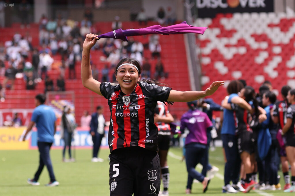 Emiliy Burgos celebra el título de Dragonas IDV en la Superliga Femenina ante Liga de Quito.