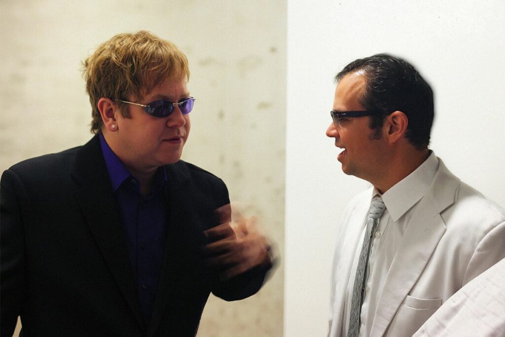 Aleks Syntek conversa con Elton John.