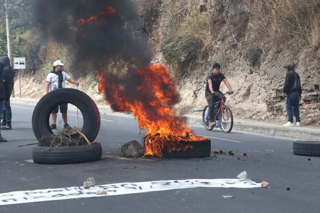 Ocho cierres viales se mantienen en Ecuador por la manifestaciones del paro nacional, convocado por la Conaie, la tarde de este jueves 25 de septiembre.