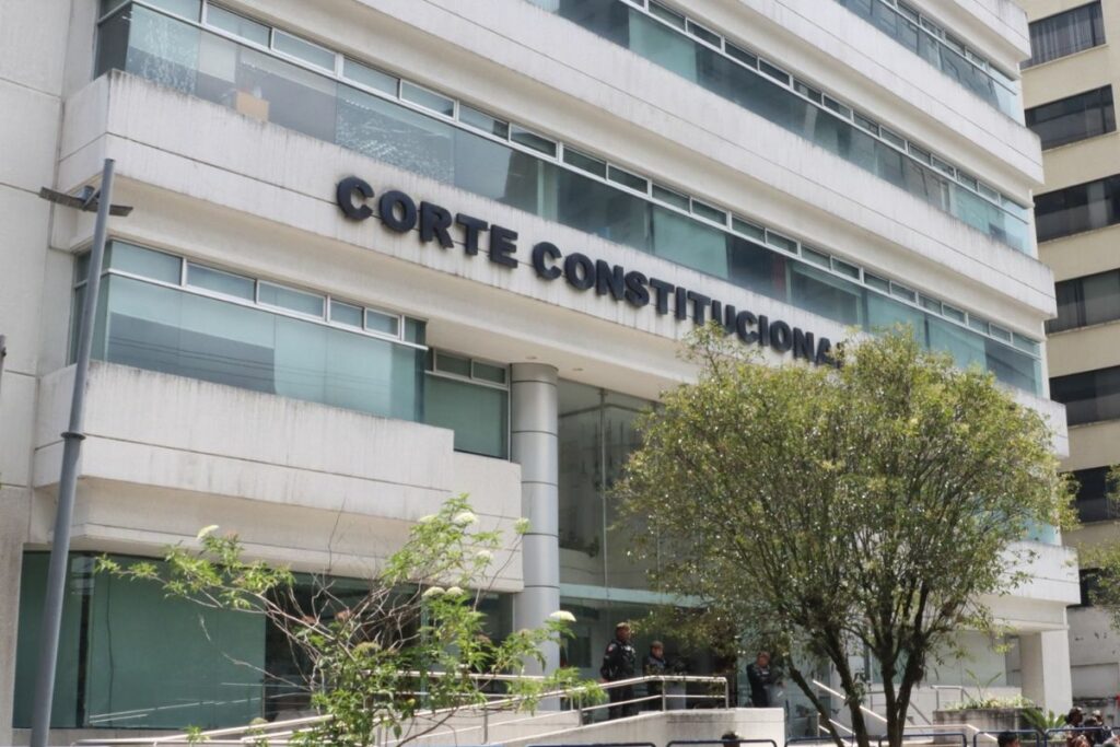La Corte Constitucional deja sin efecto beneficios tributarios en Ecuador con la anulación de dos leyes.