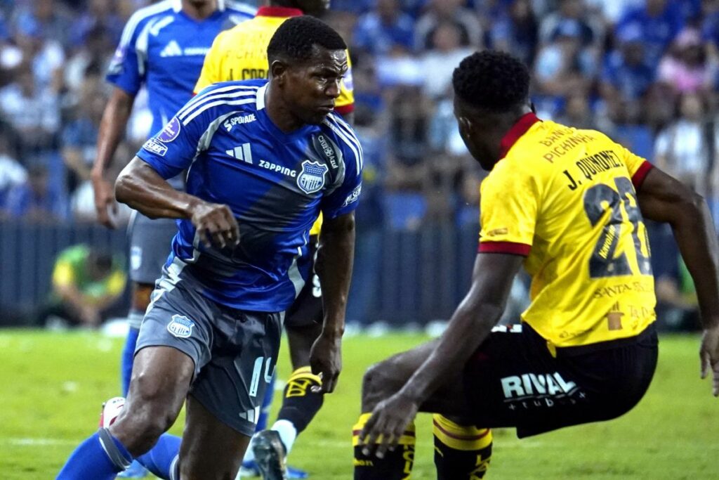Jugadores de Emelec y Barcelona SC disputan un balón en la Liga Pro.
