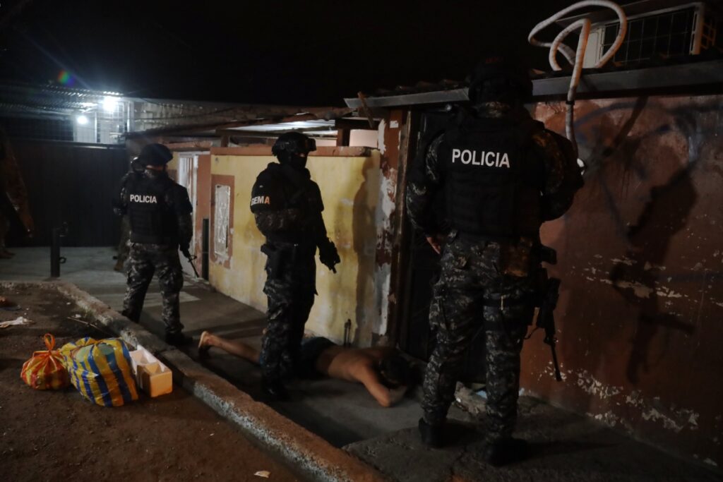 Allanamiento en el barrio Cuba, Eloy Alfaro, contra supuestos integrantes de Los Choneros y Los Lobos. Manta, 6 de junio de 2024.