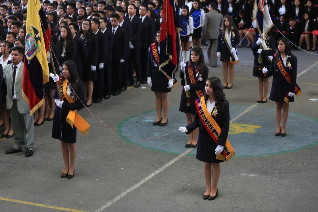 Los estudiantes de tercer año de Bachillerato realizan el juramento a la Bandera.