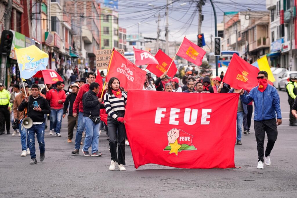 El paro nacional anunciado por la Conaie es respaldado por varias organizaciones. Imagen: Marcha en Latacunga, el este jueves 18 de septiembre.