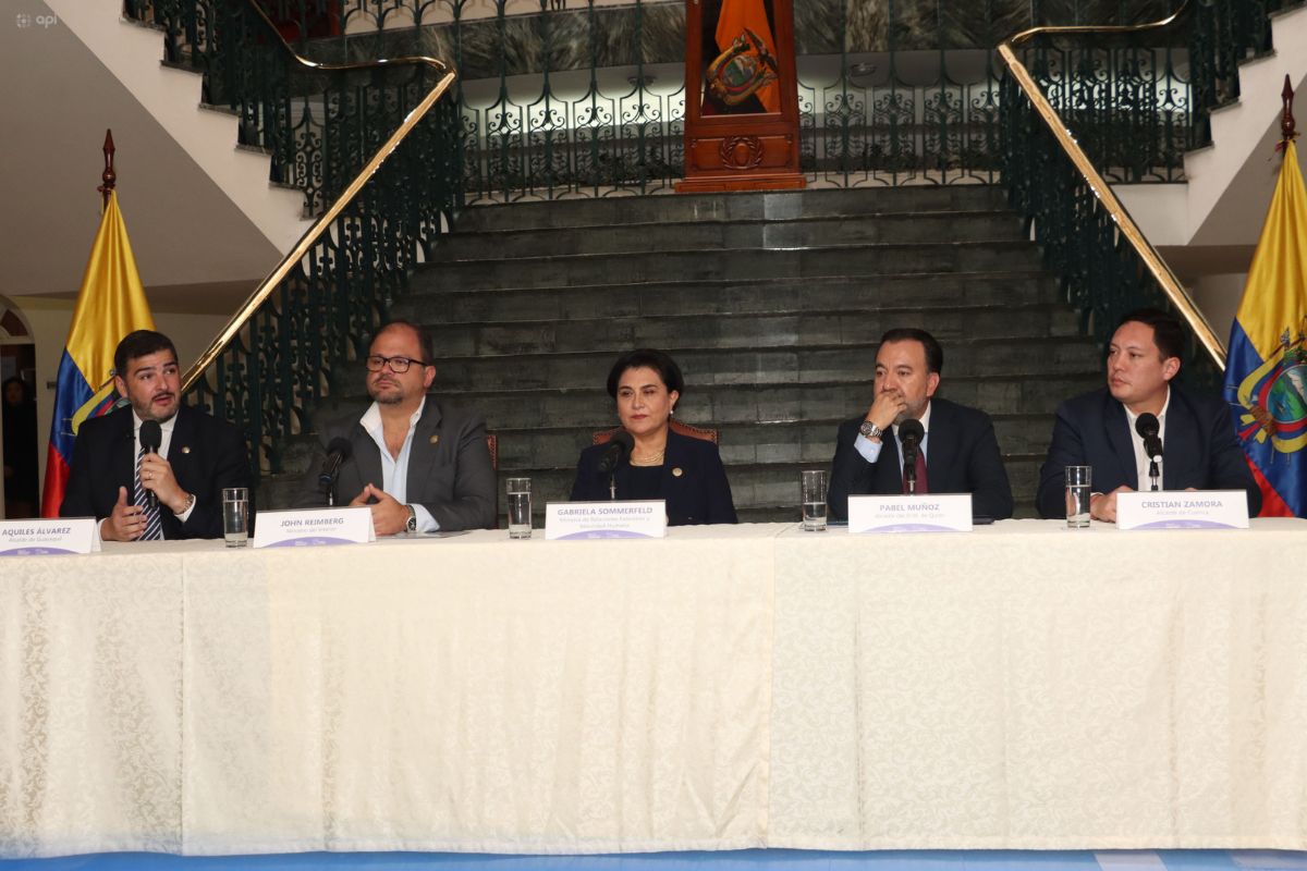 Alcaldes de Quito, Guayaquil y Cuenca unen fuerzas por la seguridad Alcaldes de Quito, Guayaquil y Cuenca unen fuerzas por la seguridad