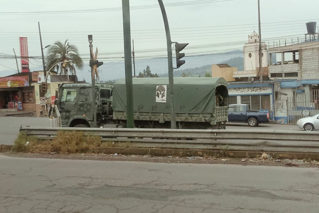 Camión del ejército se movilizó por el sector de Tambillo. 