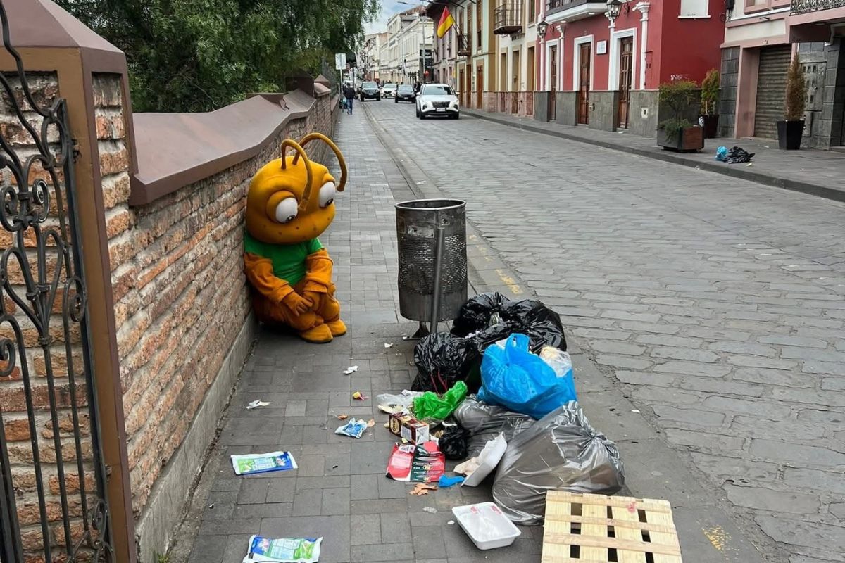 Cuenca amaneció con basura como advertencia por la eliminación del cobro de tasa de recolección