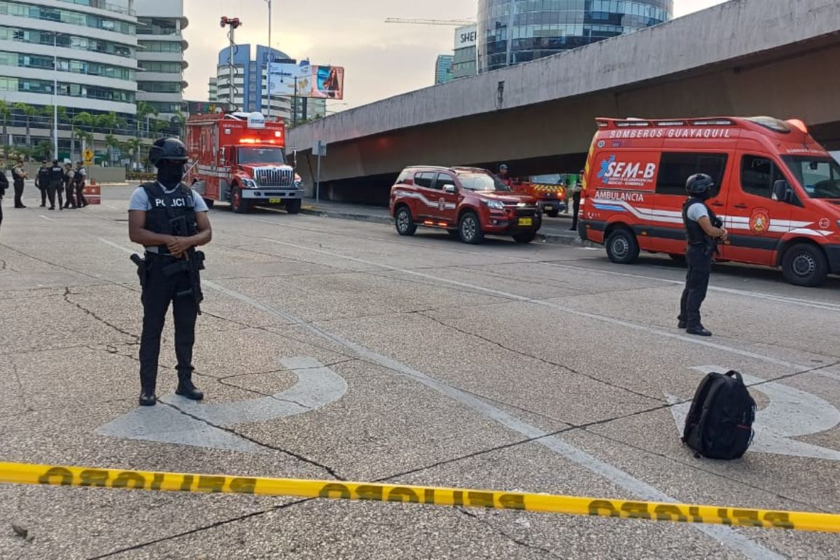 La Policía recopila más indicios en la zona de la explosión de vehículo en Guayaquil