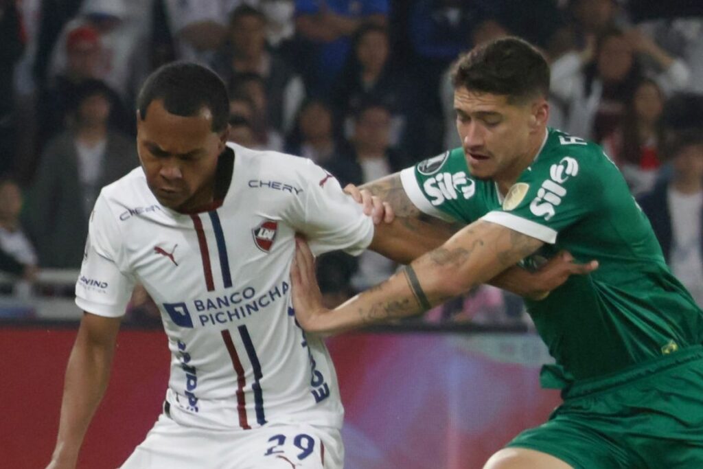 Bryan Ramírez (der.), futbolista de Liga de Quito, disputa un balón con un rival en la Copa Libertadores.