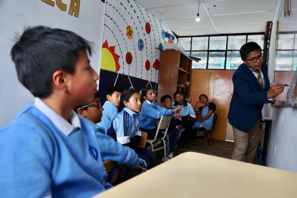 ENCLASES EXTRACURICOS DE MATEMÁTICA CON EL PROFESOR, PAUL TIPANLUISA. Foto: Diego Pallero