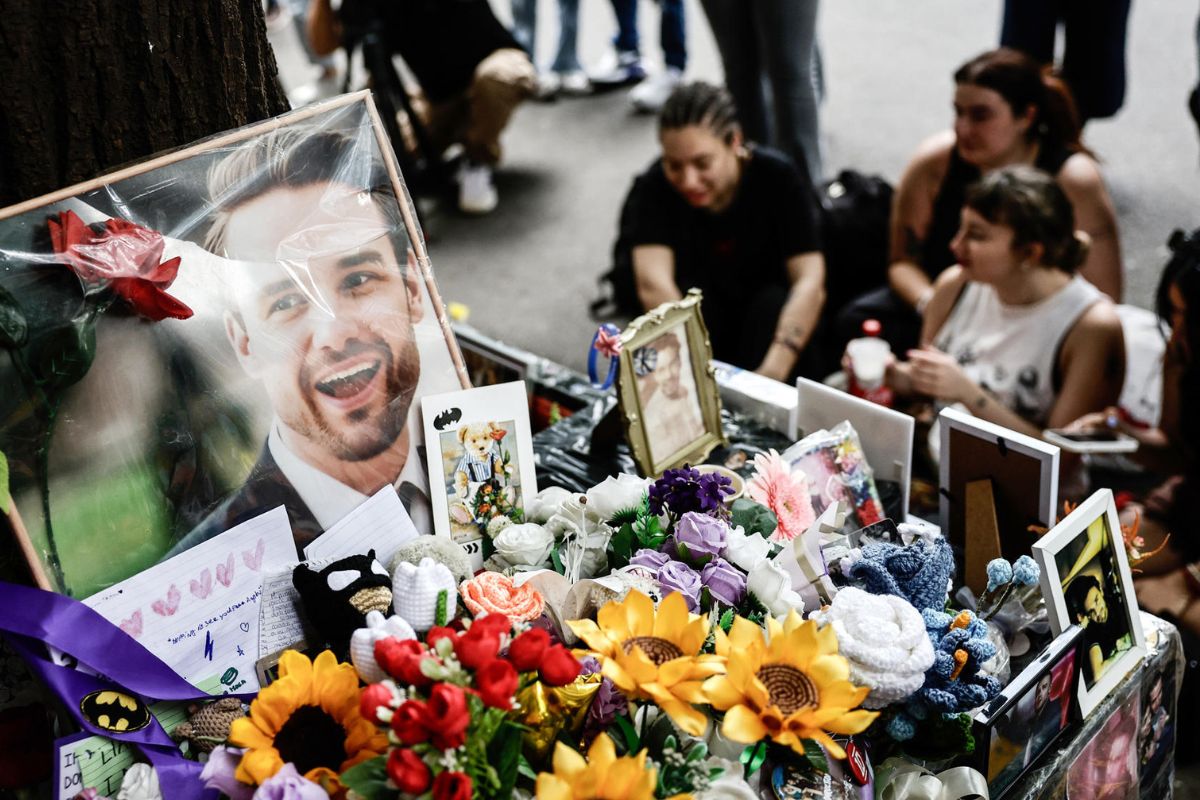 Liam Payne es recordado con velas, flores y mensajes en Buenos Aires