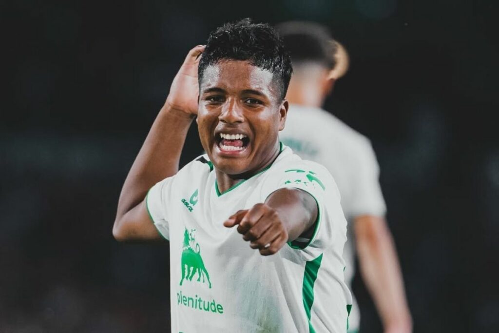 Jeremy Arévalo, delantero de Racing de Santander, que sueña con la Selección de Ecuador.