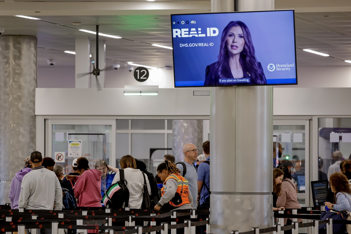 Aeropuertos en Estados Unidos rechazan difundir video político de Kristi Noem