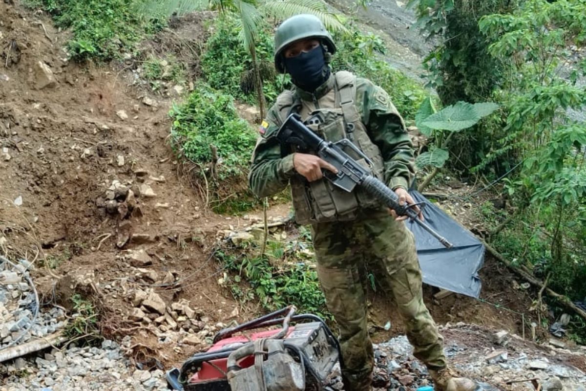 Ejército paraliza actividad minera ilegal en Ecuador y asegura toneladas de oro