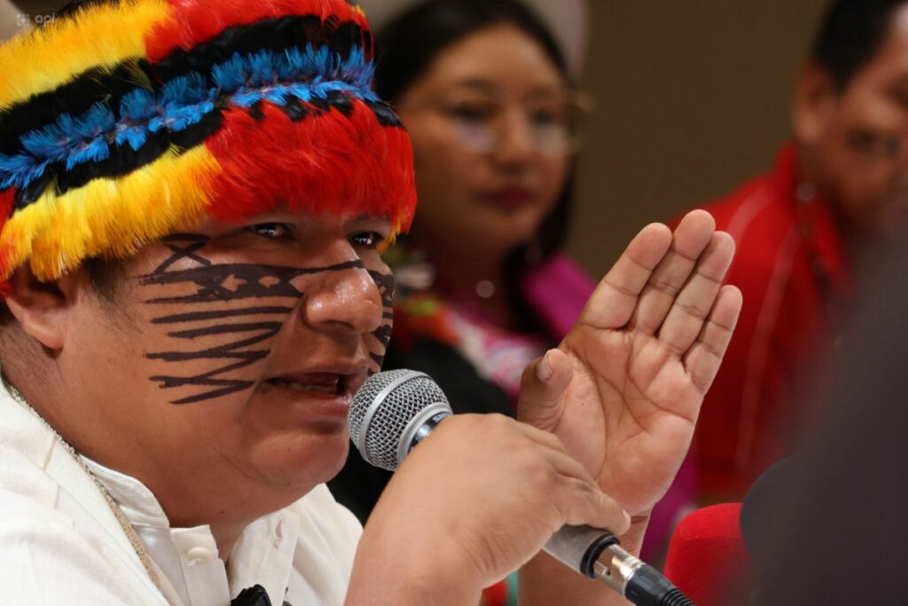 Marlon Vargas, presidente de la Conaie, anuncia la finalización del paro en rechazo del alza del diésel.