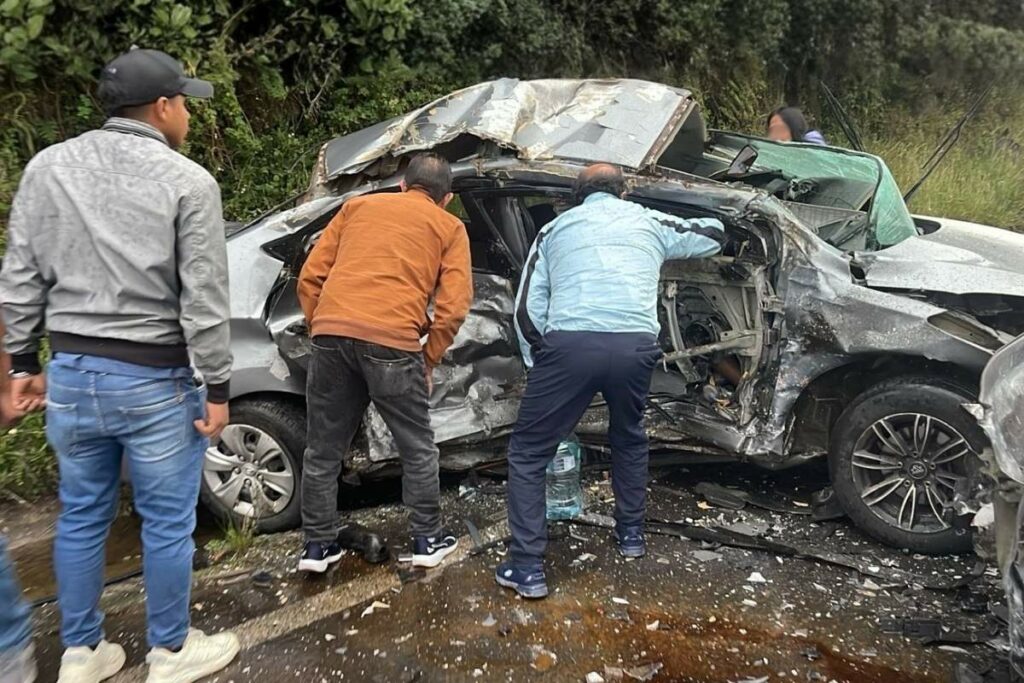 Uno de los vehículos quedó destrozado por el fuerte impacto
