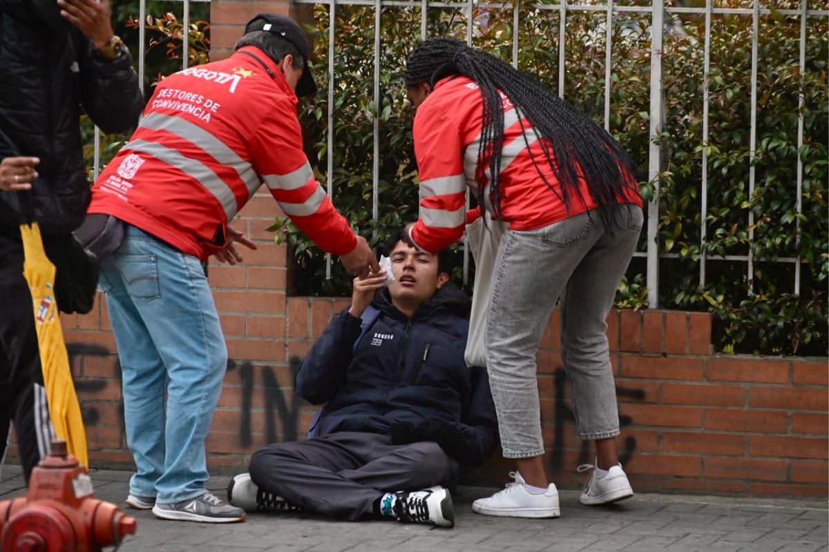 Indígenas atacan a policías con flechas en una manifestación ante Embajada de EE. UU.