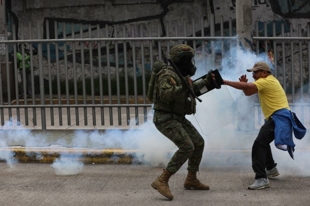 Enfrentamientos en la av. Napo, en el sur de Quito, en la marcha de este domingo 12 de octubre
