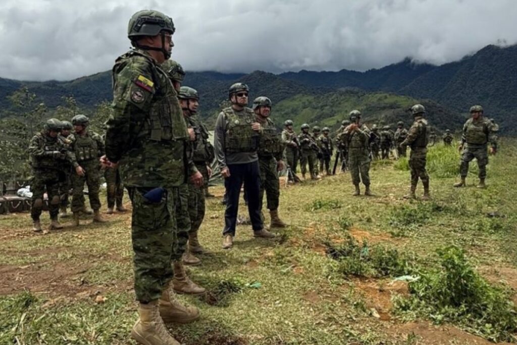 Presencia de militares en Buenos Aires, Imbabura, contra la minería ilegal, será permanente.