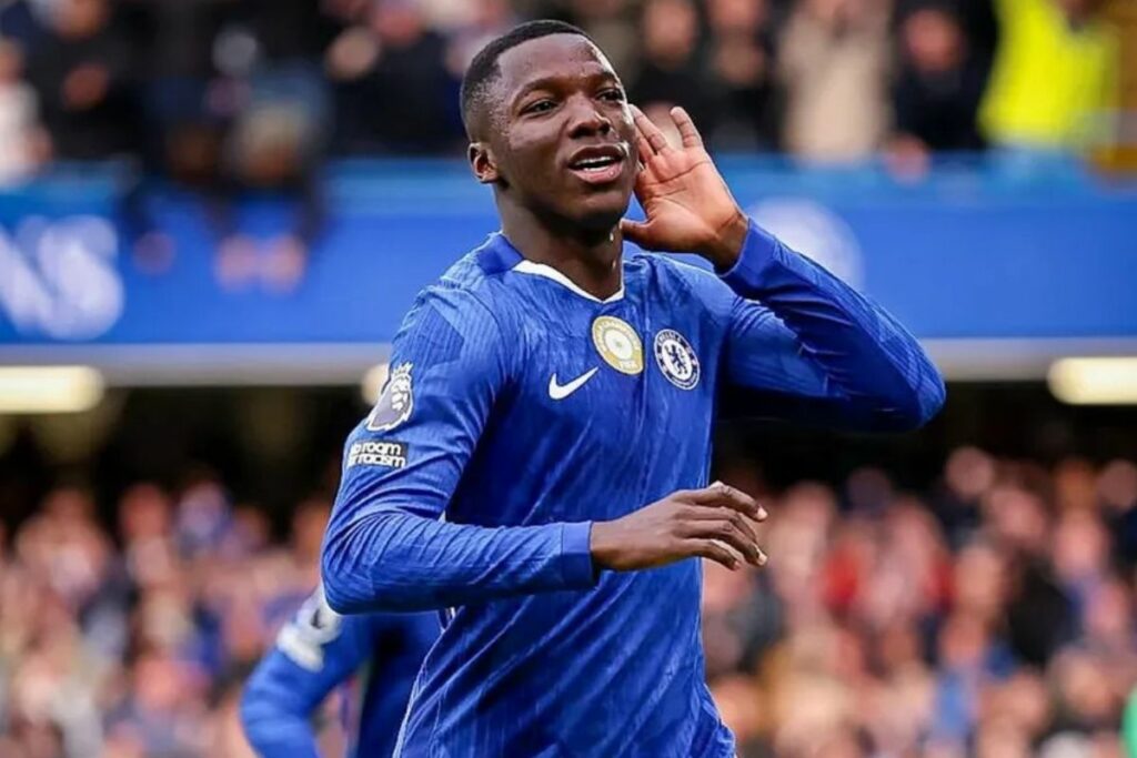 Moisés Caicedo celebra un gol con el Chelsea en la Premier League.