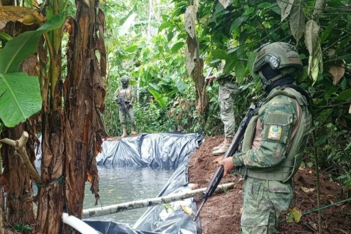 Bloque de Seguridad localiza piscina con 3 000 galones de gasolina blanca en Sucumbíos