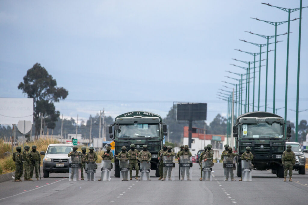 Militares custodian las principales vías de Ecuador.