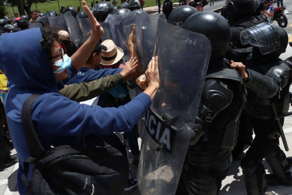 Quito, domingo 5 de octubre del 2025 Grupos sociales protestaron en contra del Presidente Noboa y la eliminación del subsidio al diésel, bloqueando la Av. 6 de Diciembre y Patria.