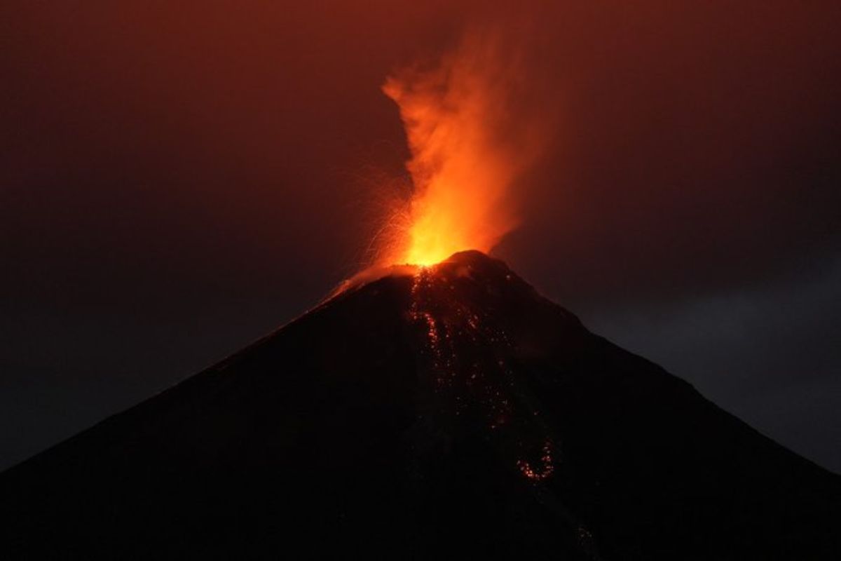 Volcán El Reventador expulsó material incandescente este jueves 16 de octubre