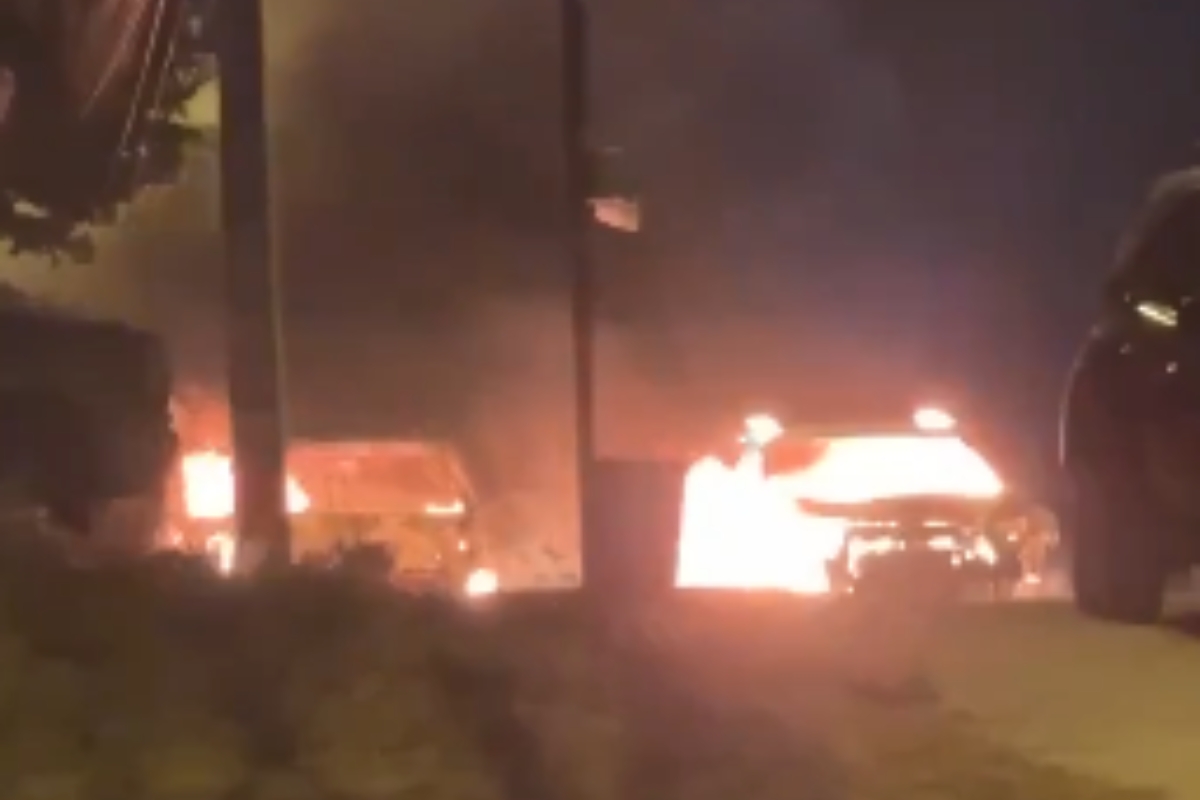 Dos vehículos se incendiaron en Guayaquil la noche de este jueves 16 de octubre