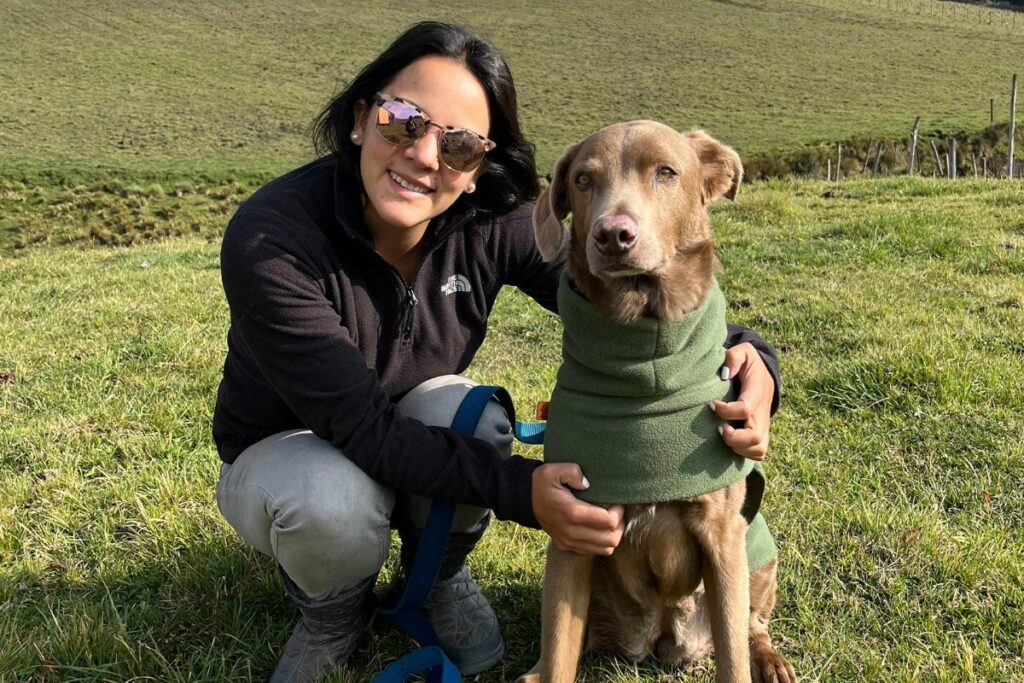 La psicóloga Daniela Álava junto a uno de sus perritos que murió. 