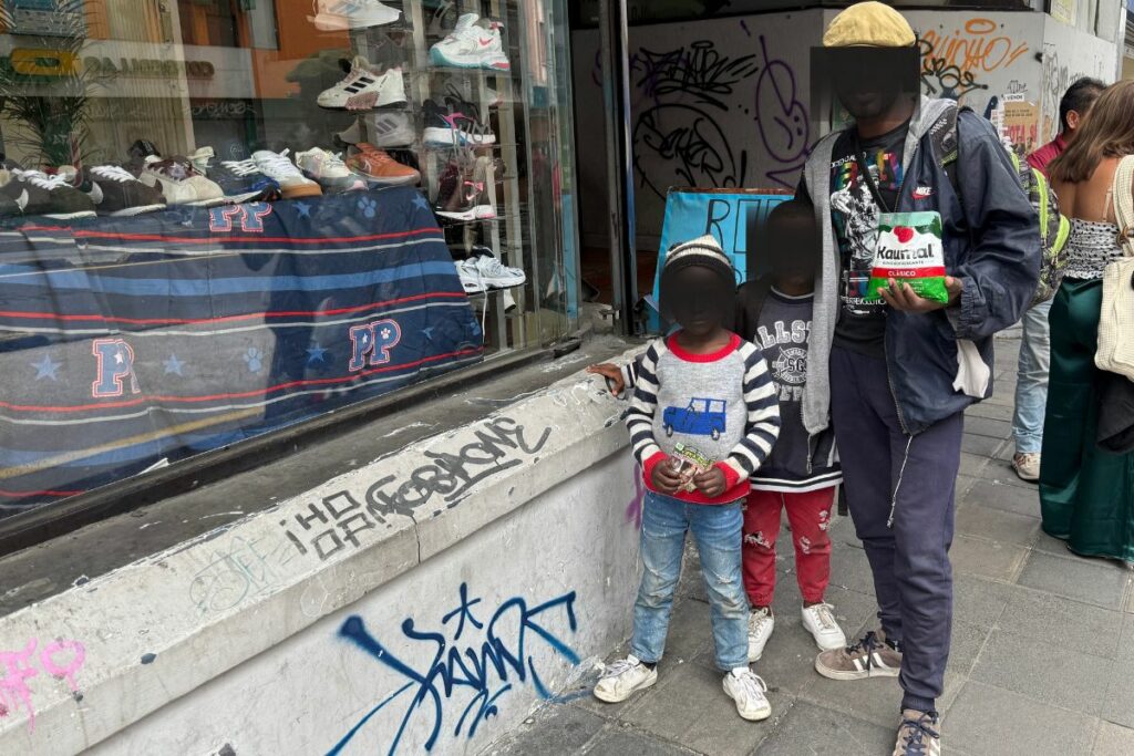 Los niños de Haminson acompañan a vender caramelos. Su desayuno es de pan con gaseosa.