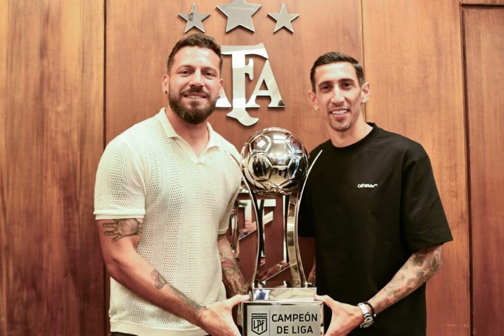 Jorge ‘Fatura’ Broun y Ángel Di María muestran el trofeo de campeones obtenido por Rosario Central en Argentina.