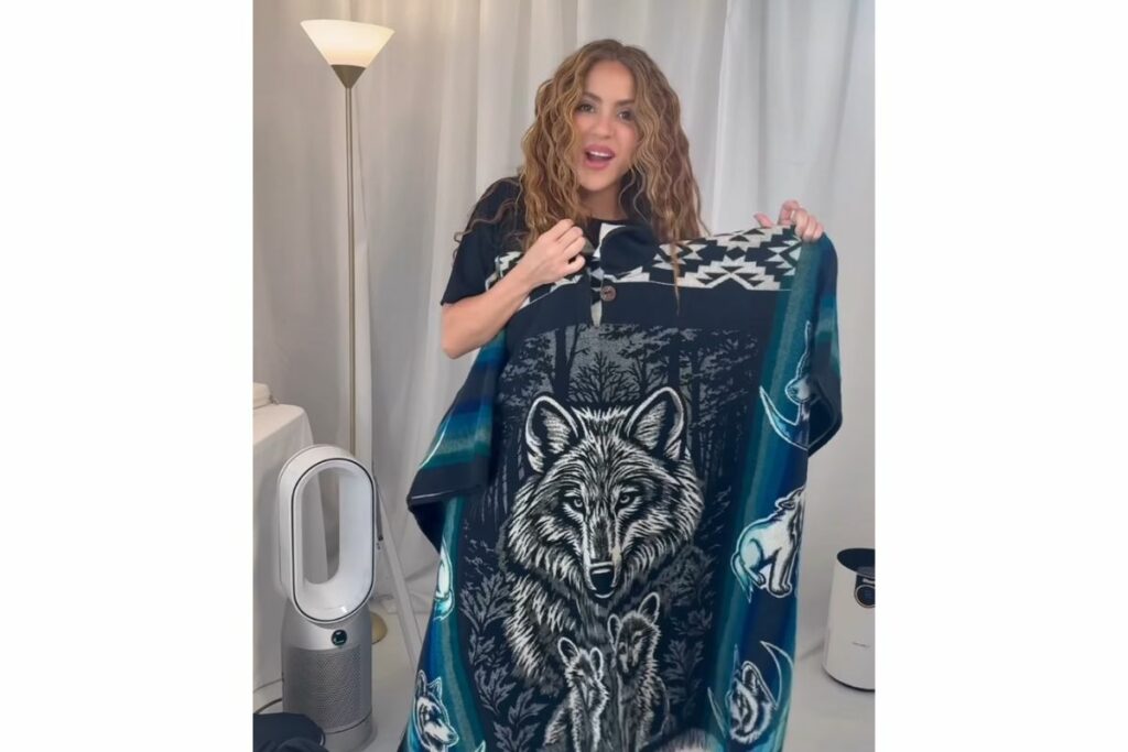 Shakira recibió un poncho.