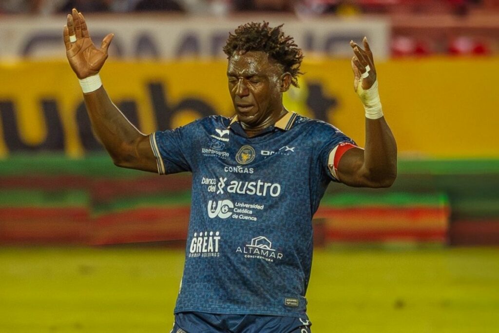 Roberto 'Tuka' Ordóñez celebra un gol con el Cuenca Juniors.
