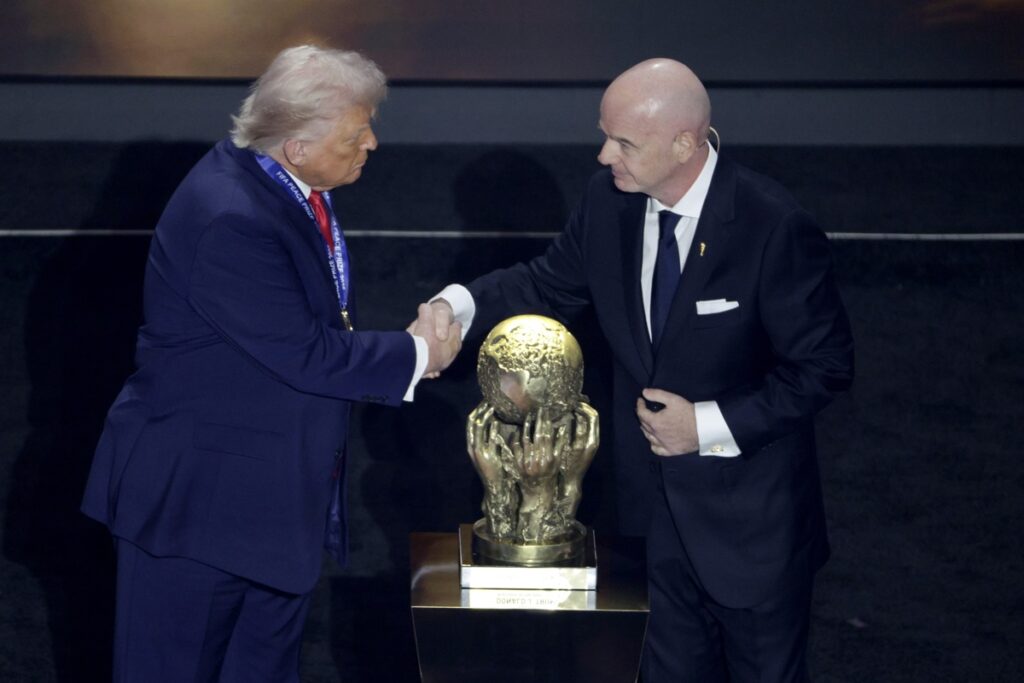 Donald Trump y Gianni Infantino en la entrega del Premio FIFA de la Paz.