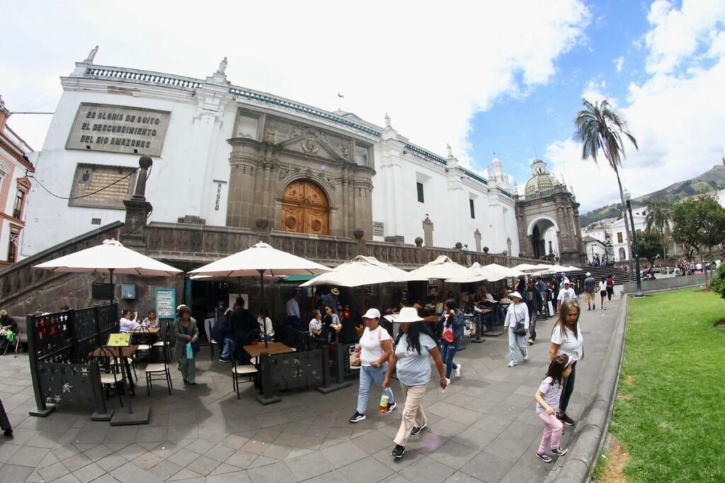 Comerciantes de los locales de la Catedral de Quito atienden este 30 de diciembre.