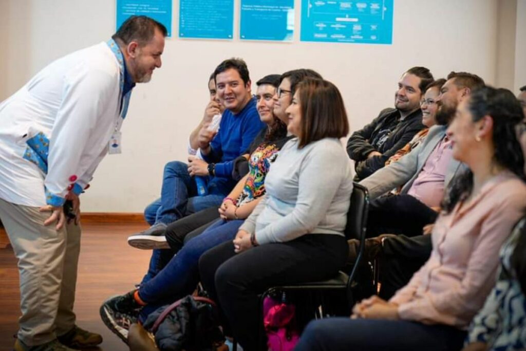 Mauricio Rodríguez, terapeuta de la risa, en una de sus sesiones para mejorar el clima laboral. Foto: Cortesía Mauricio Rodríguez