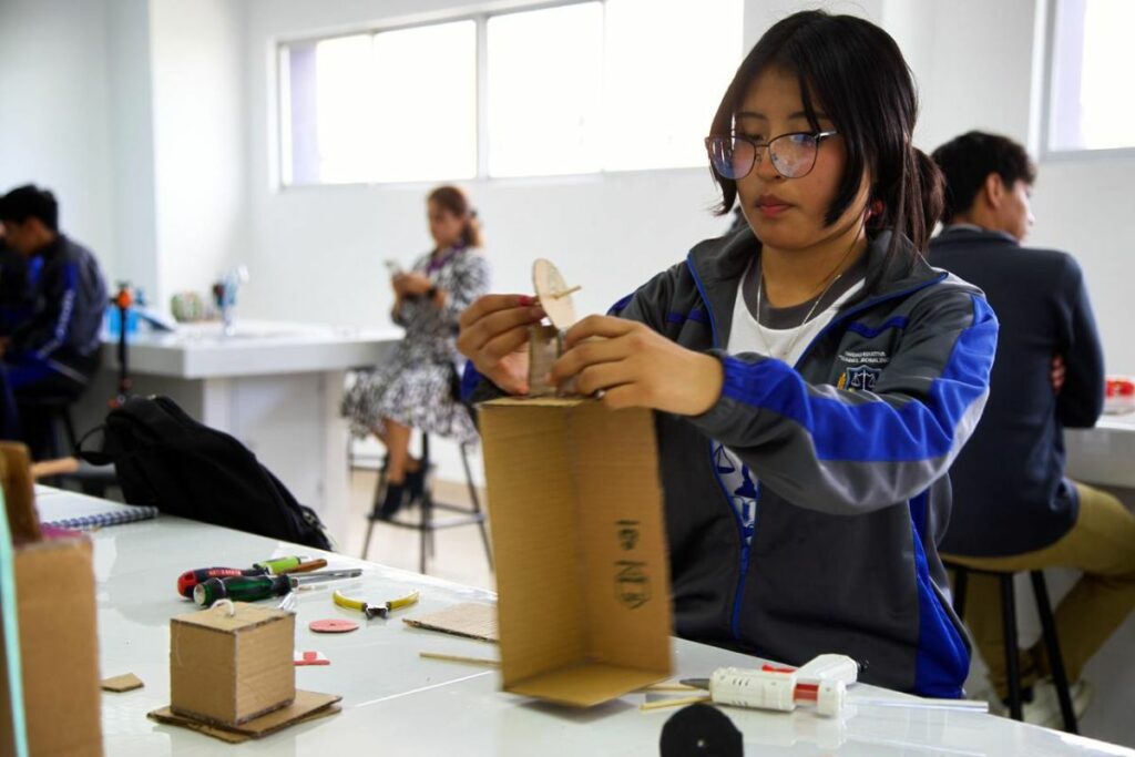 Marelyn Pila está haciendo un ascensor con material reciclado. Foto: Julio Estrella 